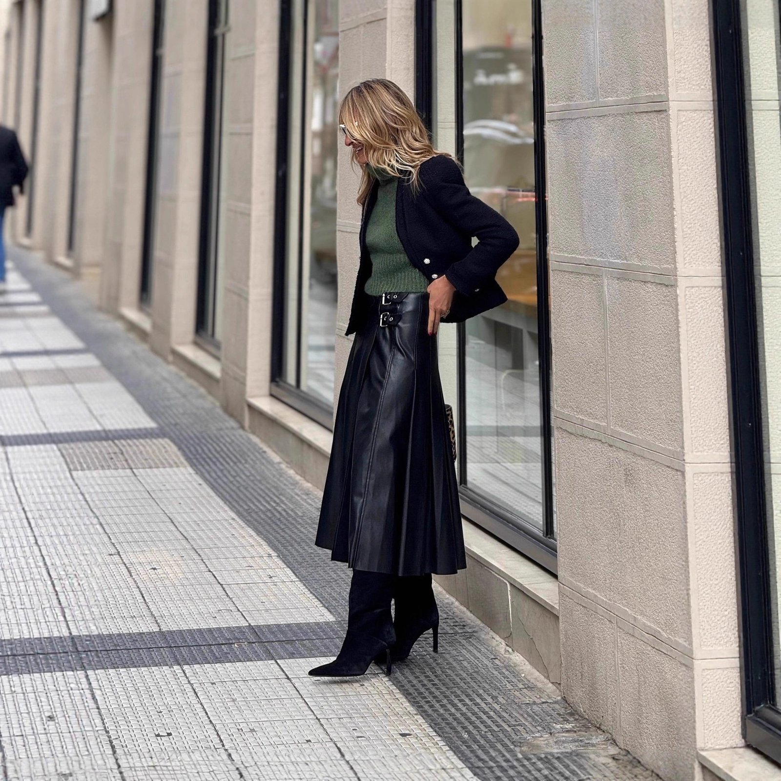 Fashion A-line Pleated PU Leather Skirt With Full Hem And Fitted Waist - Image 3